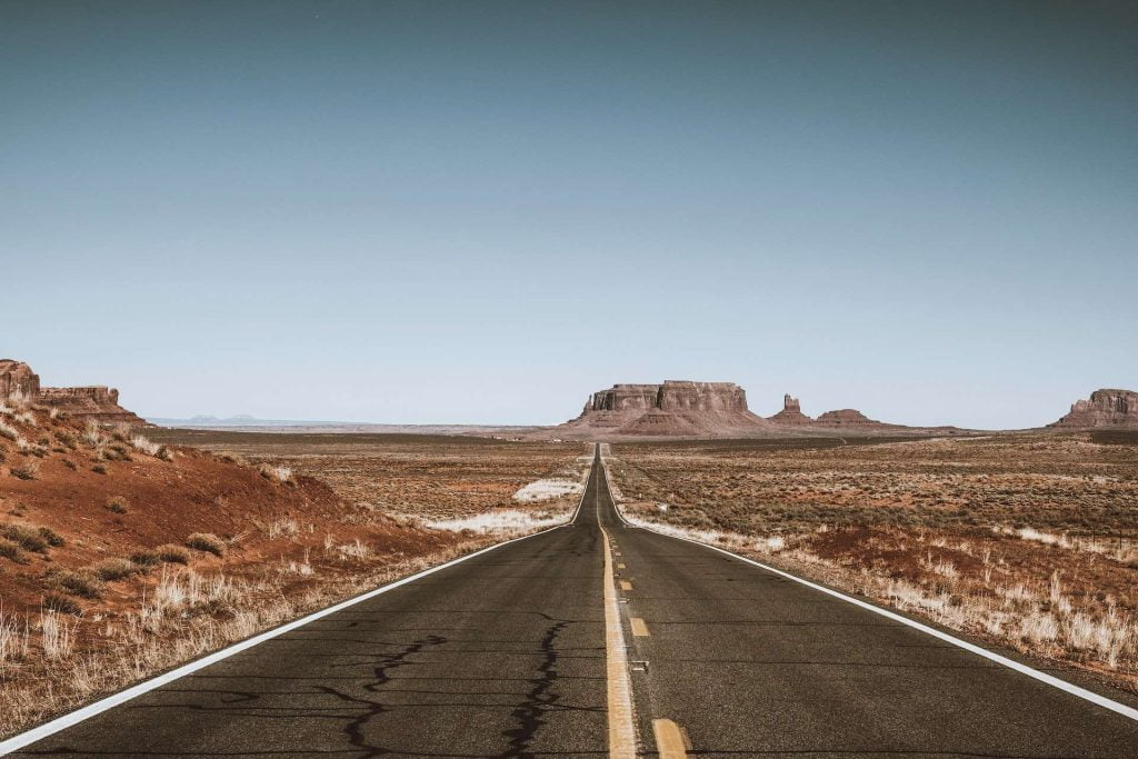 route américaine déserte au milieu de l'Arizona