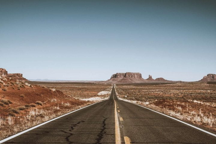 route américaine déserte au milieu de l'Arizona