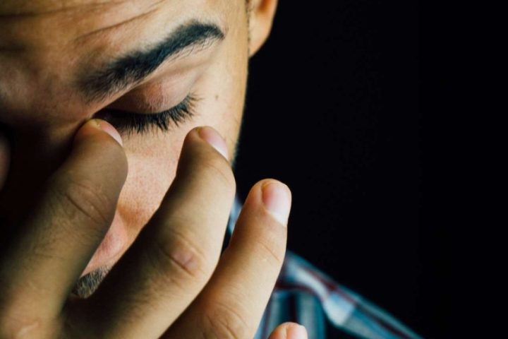 homme désespéré se prend la tête