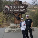 PXL_20250922_013045321 Isa et Jean Ray devant le panneau de Sequoia National Park